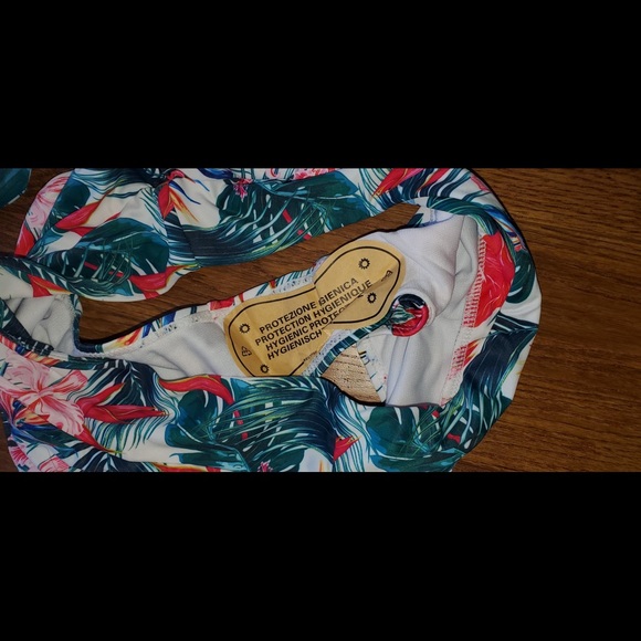 LAST 1 Palm Leaf Ruffle bikini Set - Picture 4 of 7